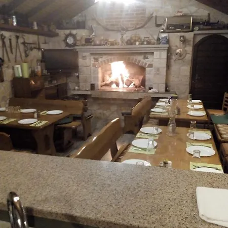 Velebit With Swimming Pool - 10km From Sea - 20km From Zadar Apartman Benkovac